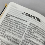 Bíblia Sagrada Com Cantor Cristão NVI Letra Grande Capa Luxo Preta - Imagem 2