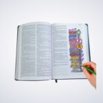 Bíblia Sagrada  King James 1611 Lettering Bible Leão Tie Dye - Imagem 4