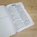 Bíblia Sagrada Letra Normal ARA Capa Dura Branca Flores - Imagem 6