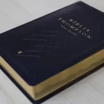 Bíblia Thompson de Estudo AEC Letra Grande Capa Luxo Azul - Imagem 2