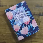 A Bíblia da Mulher Portátil NAA Capa Tulipa Azul - Imagem 2