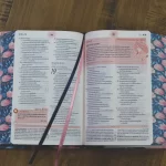 A Bíblia da Mulher Portátil NAA Capa Tulipa Azul - Imagem 7