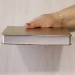 Bíblia Sagrada NTLH Letra Grande Capa Cristal Dourado Fosco - Imagem 3